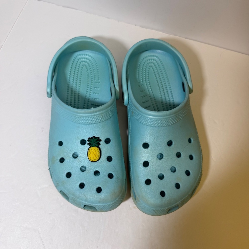 Crocs Classic Clogs Light Blue Aqua Women 8 Men 6 Pineapple Jibbitz Charm - Picture 1 of 9